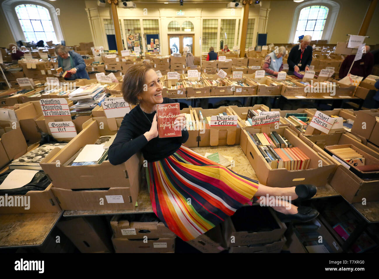 Emittente e giornalista Kirsty Wark dà uno sguardo a una rara prima edizione copia di George Orwell '1984', uno delle migliaia di libri che sarà in vendita a partire da sabato 11 maggio in Christian Aid Settimana del Libro, che si ritiene essere la più grande carità libro in vendita in tutto il mondo, a Sant'Andrea e di San Giorgio Chiesa occidentale, George Street, Edimburgo. Foto Stock