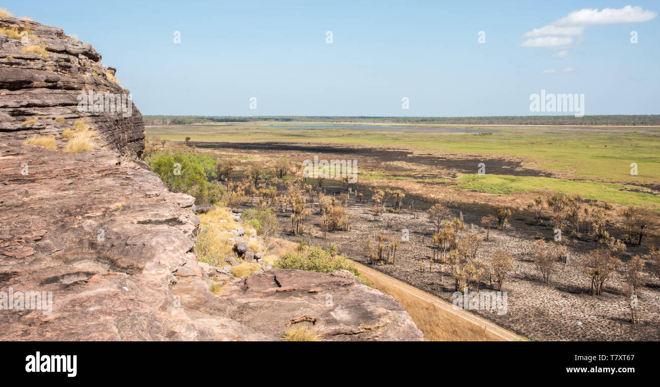 Splendida vista da Ubirr Rock oltre la macchia naturale di roccia arenaria nel Parco Nazionale Kakadu nel Territorio Settentrionale dell'Australia Foto Stock