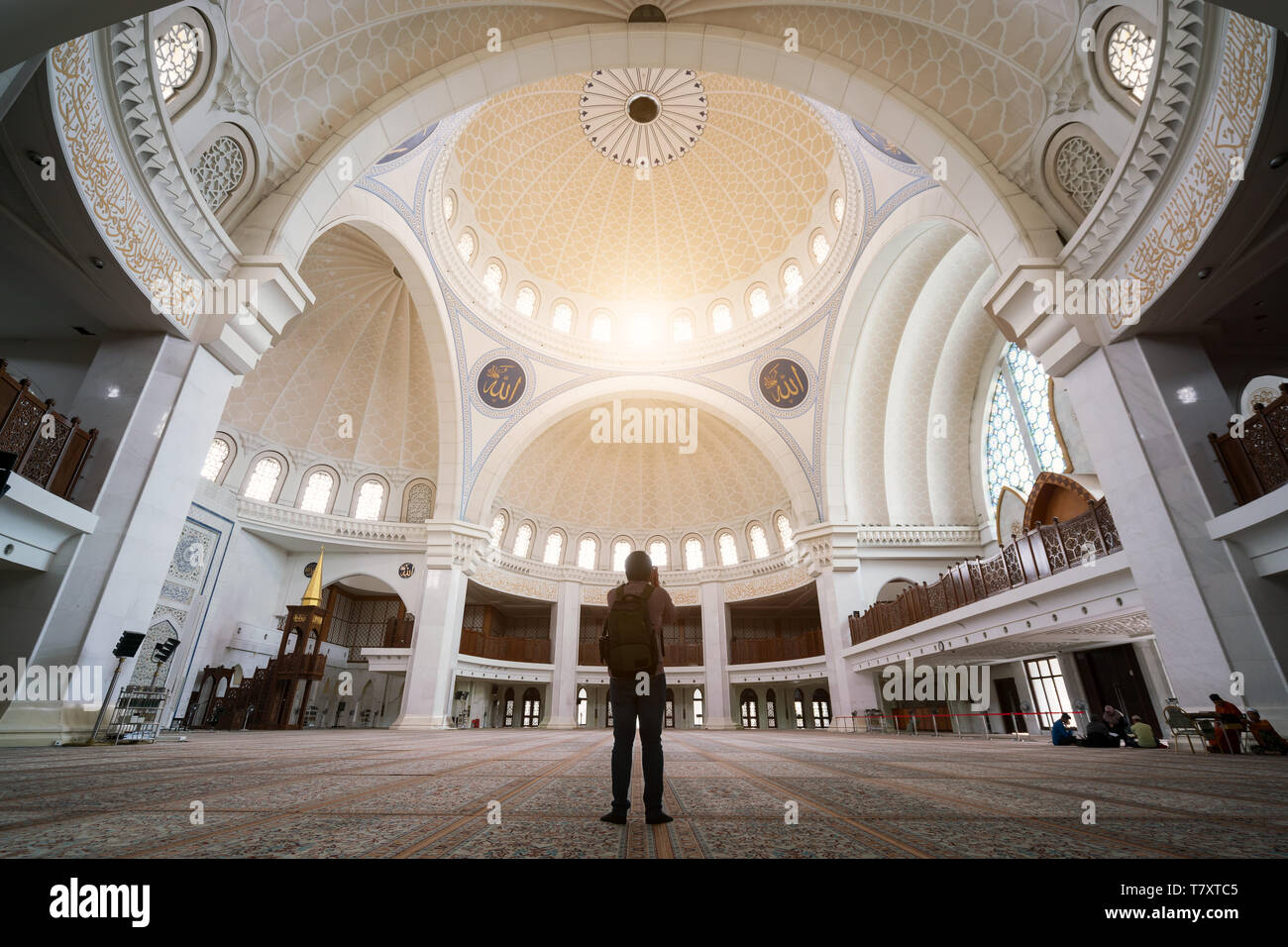 Il giovane viaggiatore con zaino a piedi Wilayah Persekutuan moschea di Kuala Lumpur, Malesia. Foto Stock