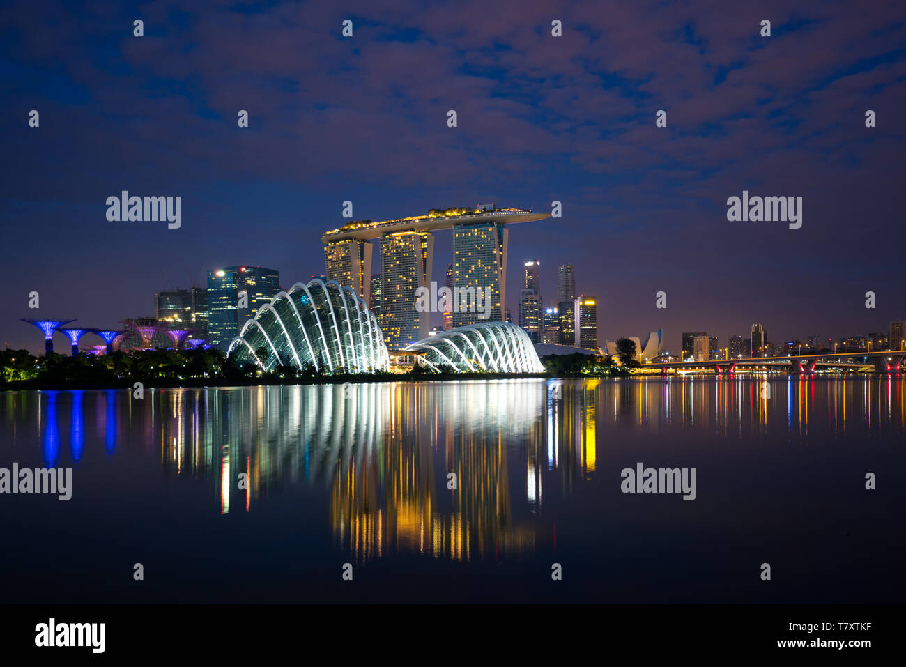 Singapore business district skyline prima del sorgere del sole di Marina Bay, Singapore. Foto Stock