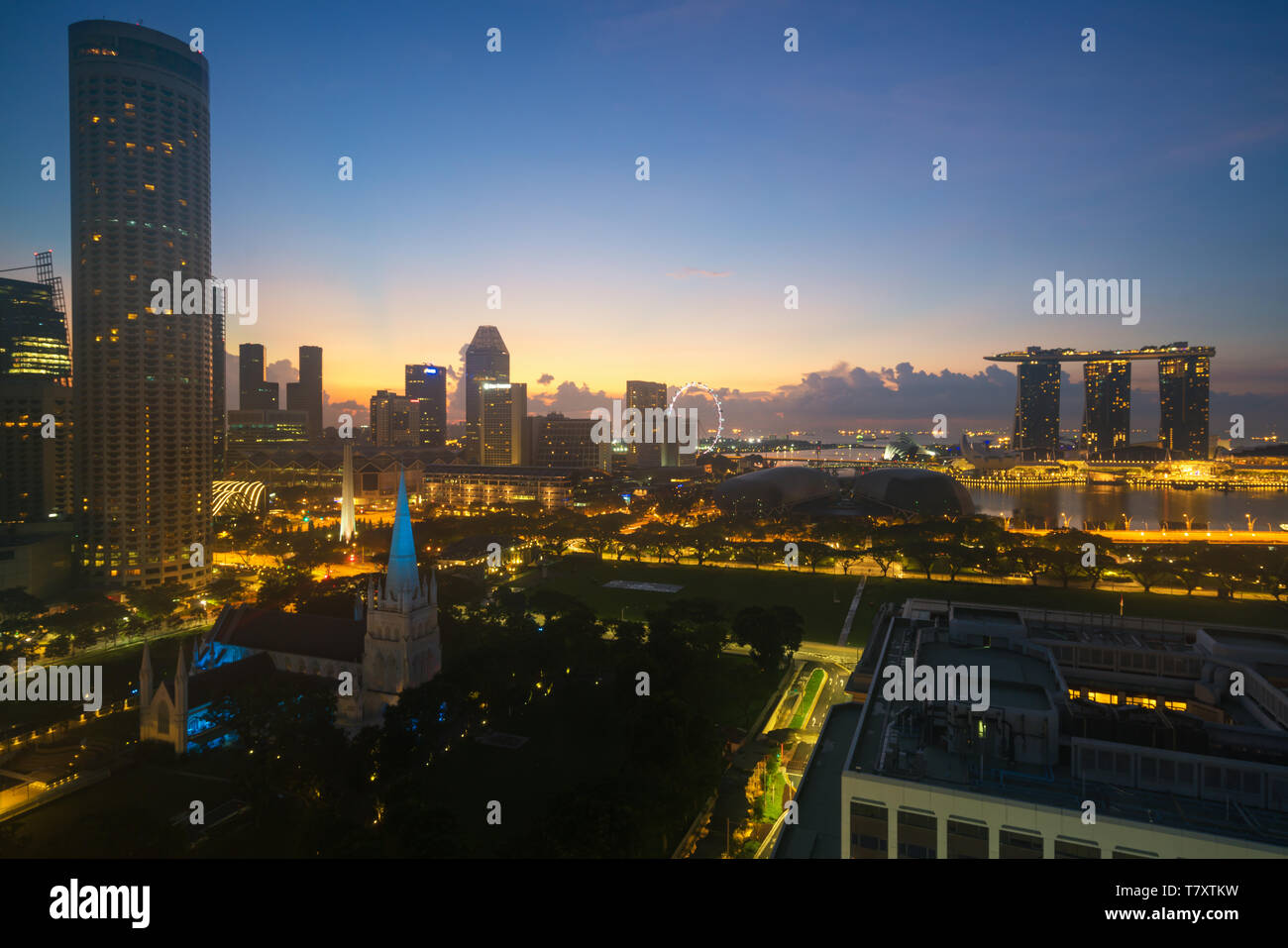 Singapore business district skyline prima del sorgere del sole di Marina Bay, Singapore. Foto Stock