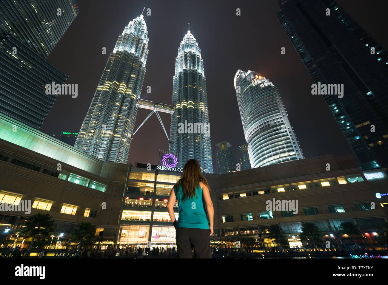 Giovane donna traveler indossa casual Ammirate incredibile weekend. Guardando lontano alla costruzione di Kuala Lumpur in Malesia. Asia Foto Stock
