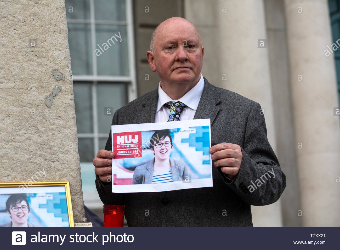 Un ora di lunga veglia dai giornalisti irlandese si è svolto a Dublino come un omaggio ai loro compagni di giornalista Lyra McKee, che è stato ucciso da dissidenti repubblicani durante la sommossa in Derry. Il Presidente irlandese Michael D Higgins e Taoiseach Leo Varadkar sarà presente domani al funerale. Vi è stato un minuto di applausi al termine della veglia che si è tenuta nei pressi del Giardino della Rimembranza. In questa fotografia NUJ presidente Seamus Dooley contiene fino a foto di Lyra per i fotografi alla fine dell'evento. Foto Stock