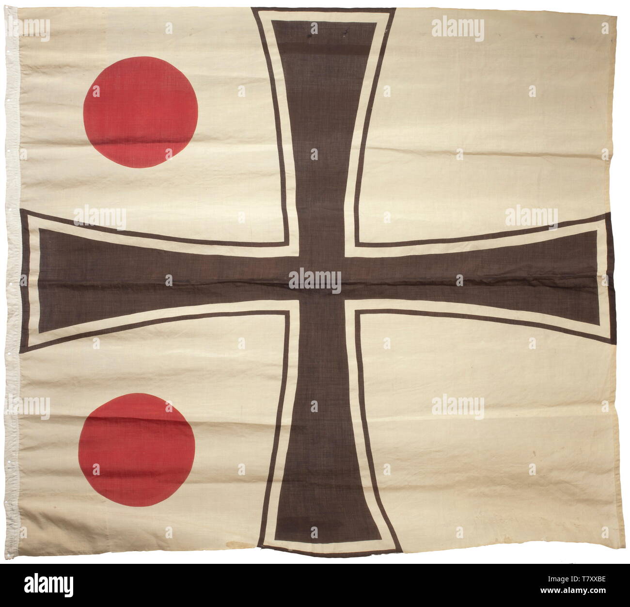 Incrociatore da battaglia SMS Lützow. Admiral Hipper bandiera dalla battaglia dello Skagerrak (Jutland). Bianco bandiera navale panno, impressi con il rosso e il nero, il bordo con accettazione navale gotico timbro 'M' sotto una corona in aggiunta per la stampigliatura "Contr. Admiral." lievi danni, riparazioni contemporanea, età contrassegni. Dimensioni ca. 250 x 220 cm. Questo flag può essere riconosciuto battenti sul foremast di SMS Lützow in Claus Bergen del dipinto (cfr. Lotto n. 4971). Durante la battaglia, Hipper aveva ordinato il primo e il secondo gruppi di ricognizione. Solo il comandante del 2nd, Additional-Rights-Clearance-Info-Not-Available Foto Stock