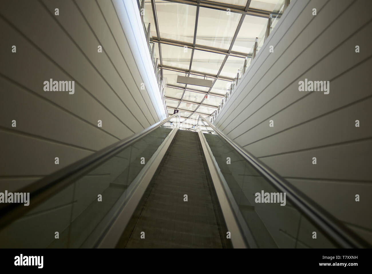 Bellissimi e moderni escalator andando fino a Bilbao Airport Foto Stock
