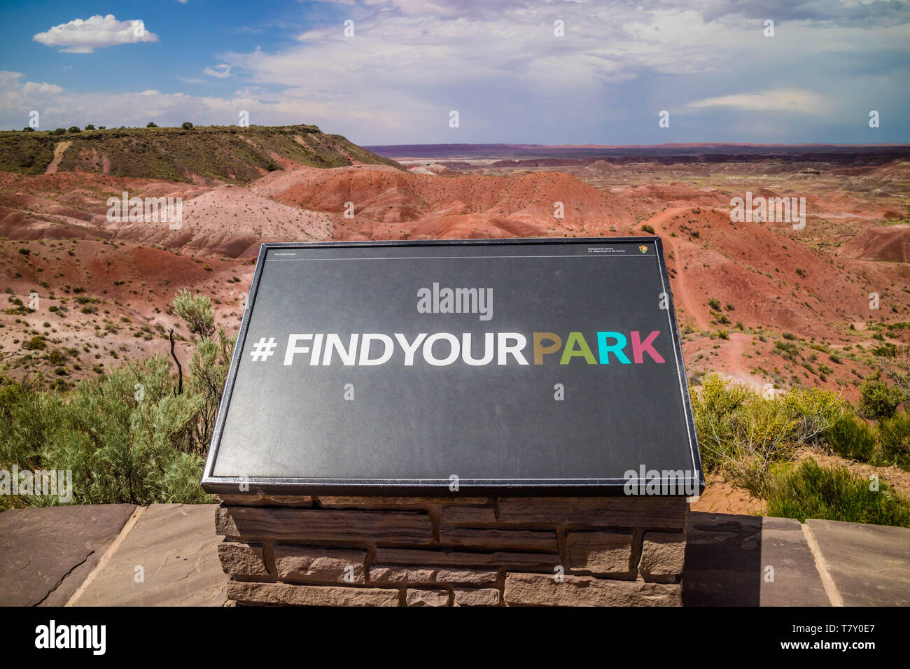 Parco Nazionale della Foresta Pietrificata, AZ, Stati Uniti d'America - 6 Maggio 2017: un grande hashtag di trovare il tuo parco cartello lungo il preservare park Foto Stock