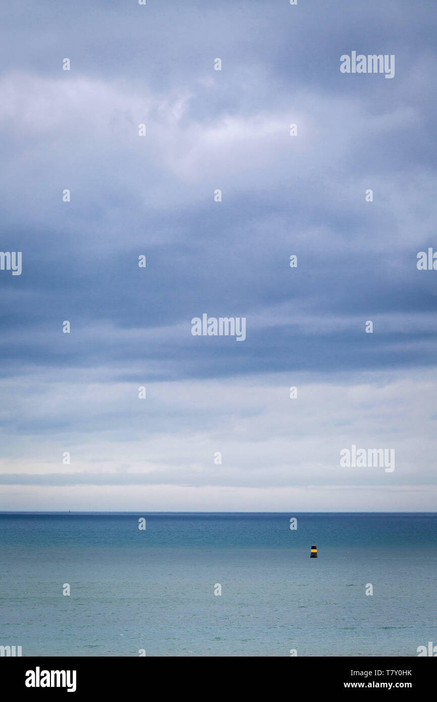 Saint-Brieuc (Bretagna, a nord-ovest della Francia): mare calmo nella baia, sotto un cielo tempestoso. Foto Stock