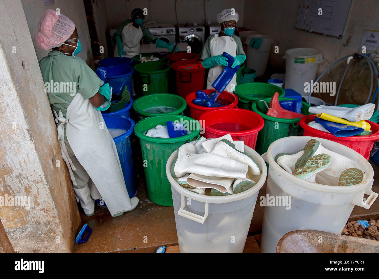 La REPUBBLICA DEMOCRATICA DEL CONGO, Repubblica Democratica del Congo: Ebola centro di trattamento (ETC) di Butembo. I medici e gli operatori sanitari nel trattamento di Ebola centro gestito da th Foto Stock