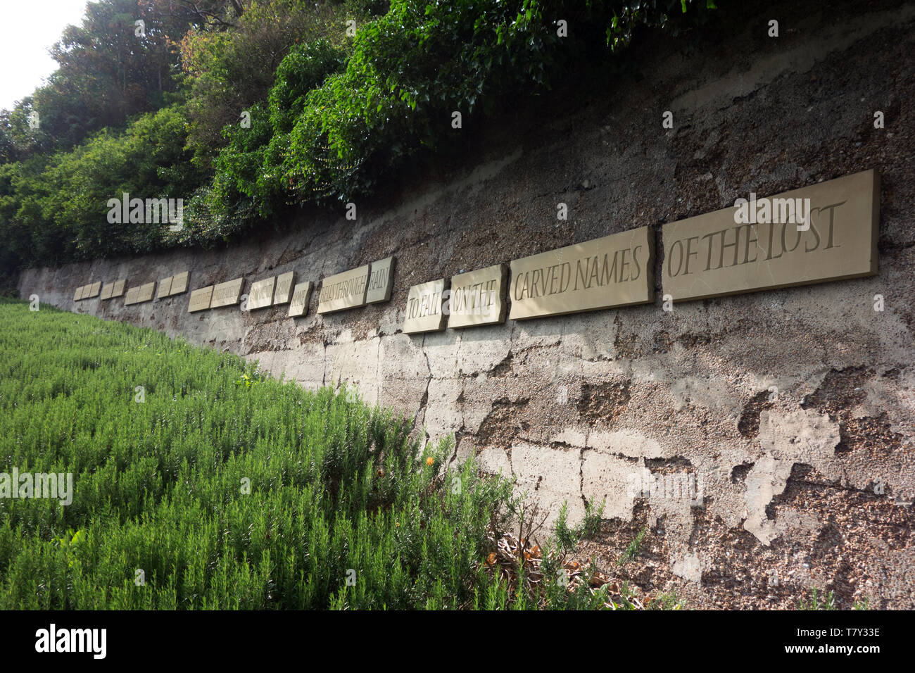 Folkestone, strada del ricordo. Giù per la strada tranquilla: una poesia da Carol Ann Duffy. Un omaggio ai soldati della Prima Guerra Mondiale. Foto Stock