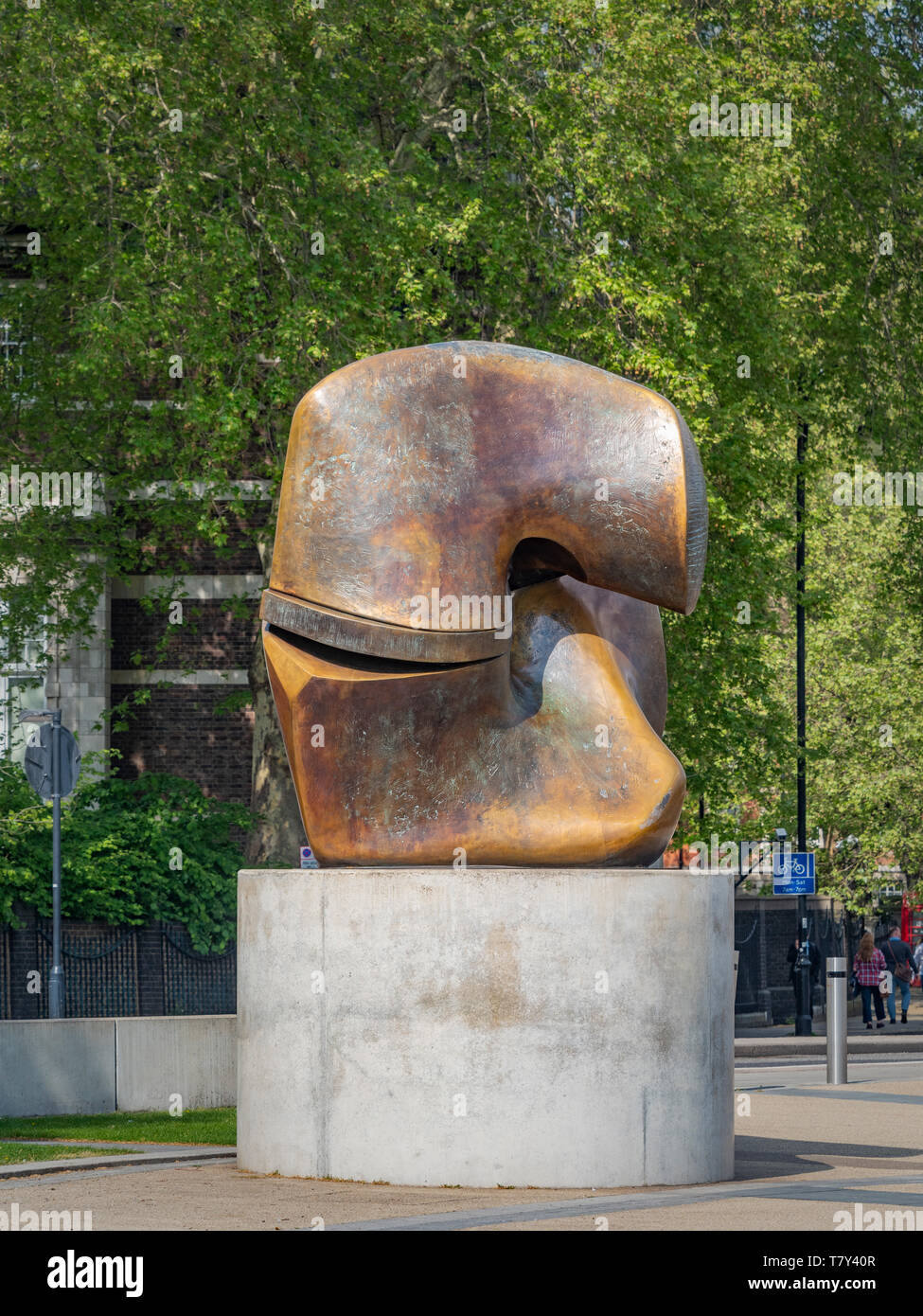Pezzo di bloccaggio scultura di Henry Moore 1963-4, cast c.1964-7. Bronzo su plinto in cemento. Riverside Walk giardini, Millbank, London, Regno Unito. Foto Stock