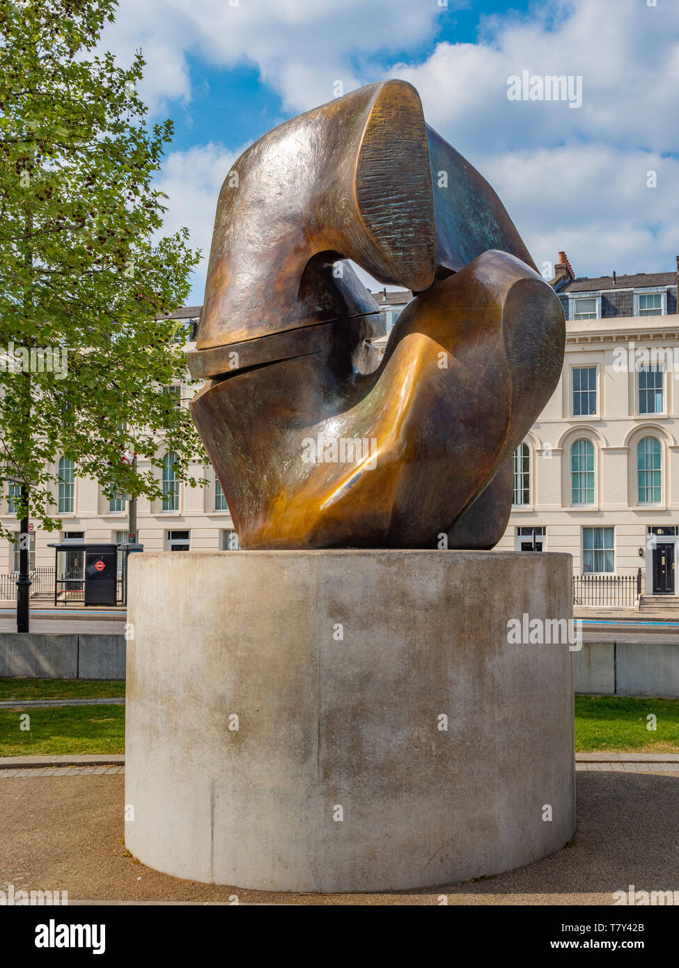 Pezzo di bloccaggio scultura di Henry Moore 1963-4, cast c.1964-7. Bronzo su plinto in cemento. Riverside Walk giardini, Millbank, London, Regno Unito. Foto Stock