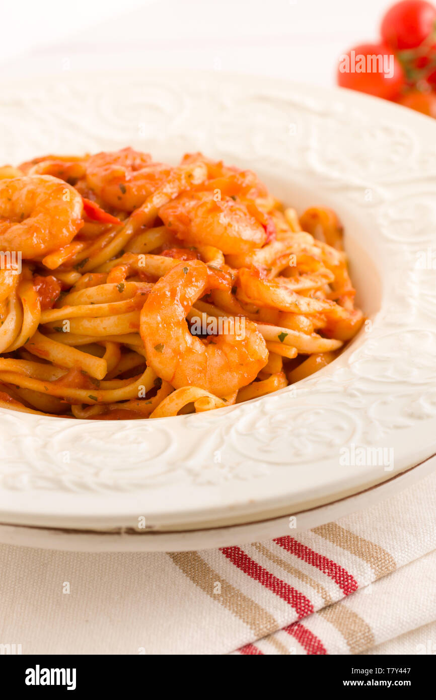 Gamberi piccante linguine in un peperoncino e salsa di pomodoro Foto Stock