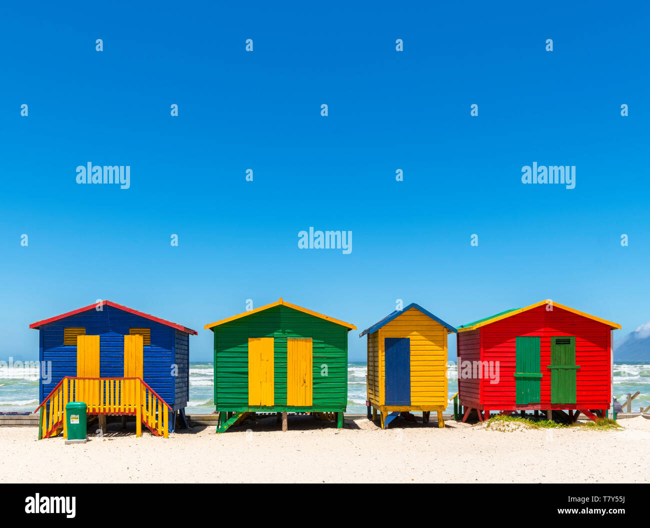 Colorata spiaggia vittoriano capanne in Muizenberg, Cape Town, Western Cape, Sud Africa Foto Stock