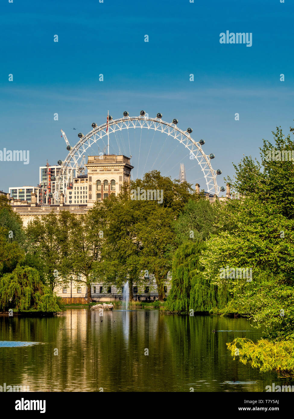 Vista da St James Park Lake verso la London Eye e Whitehall, Londra, Regno Unito. Foto Stock