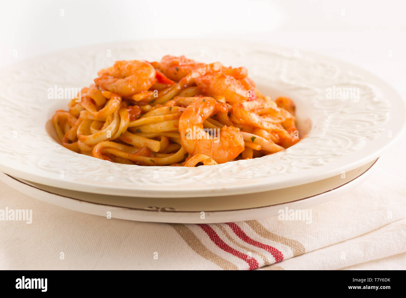 Gamberi piccante linguine in un peperoncino e salsa di pomodoro Foto Stock