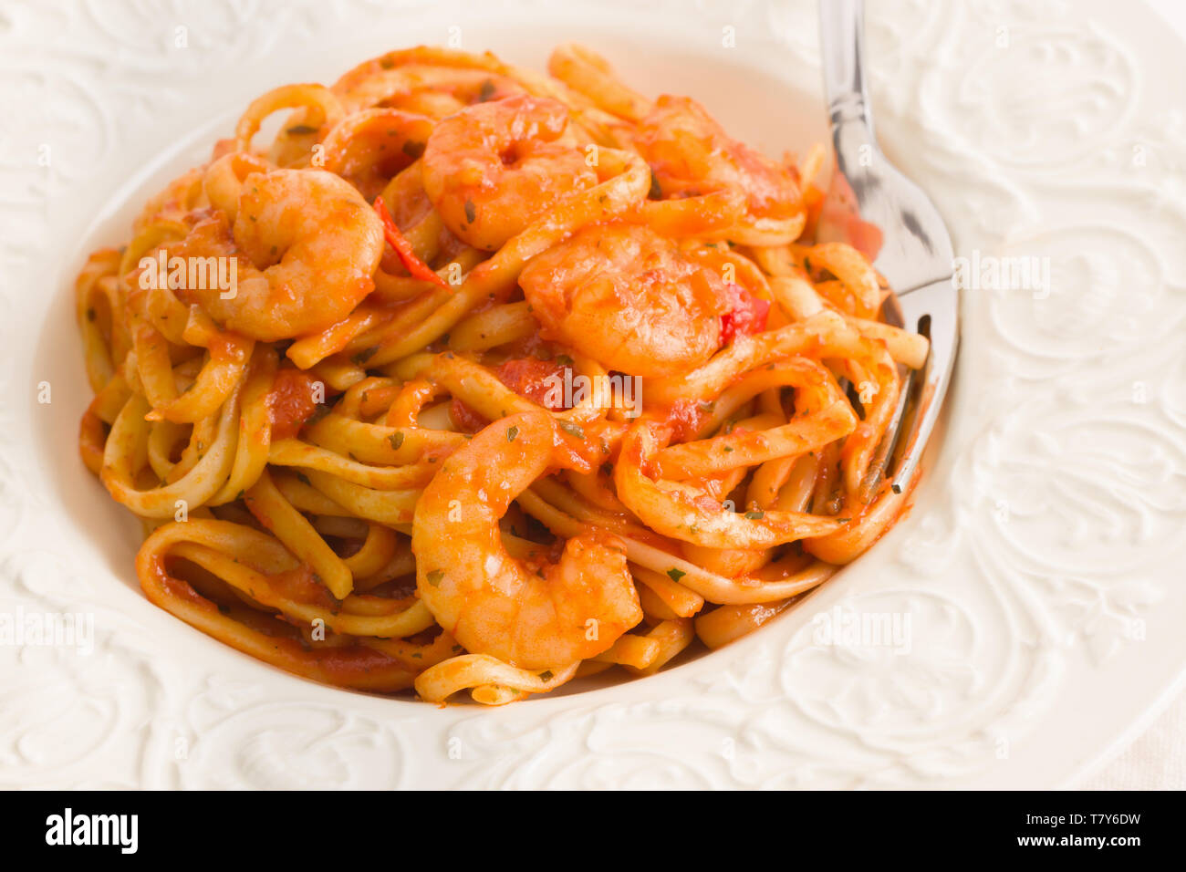 Gamberi piccante linguine in un peperoncino e salsa di pomodoro Foto Stock