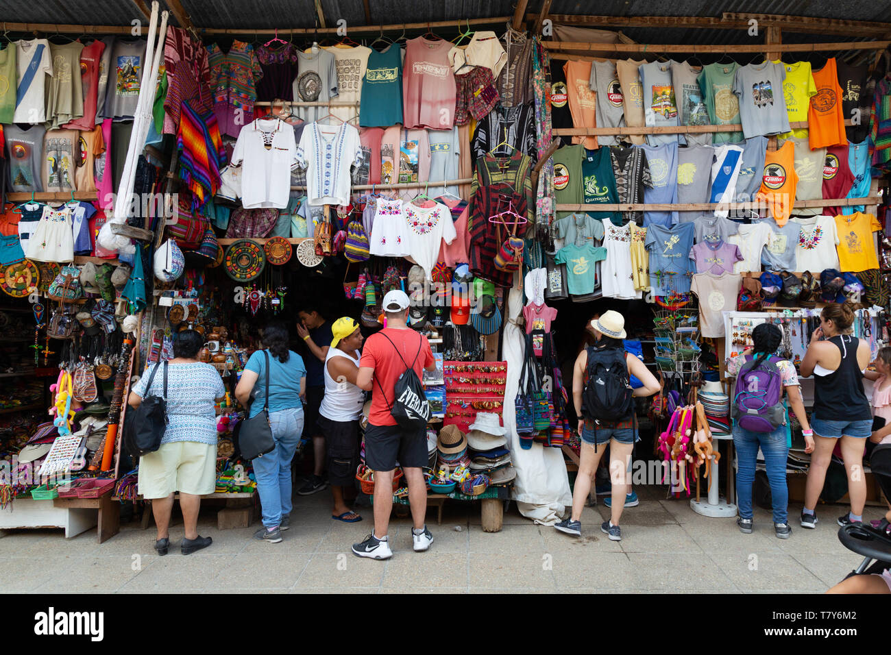 America centrale turismo - i turisti dello shopping al mercato colorate bancarelle, nel nord-est del Guatemala, America Centrale Foto Stock
