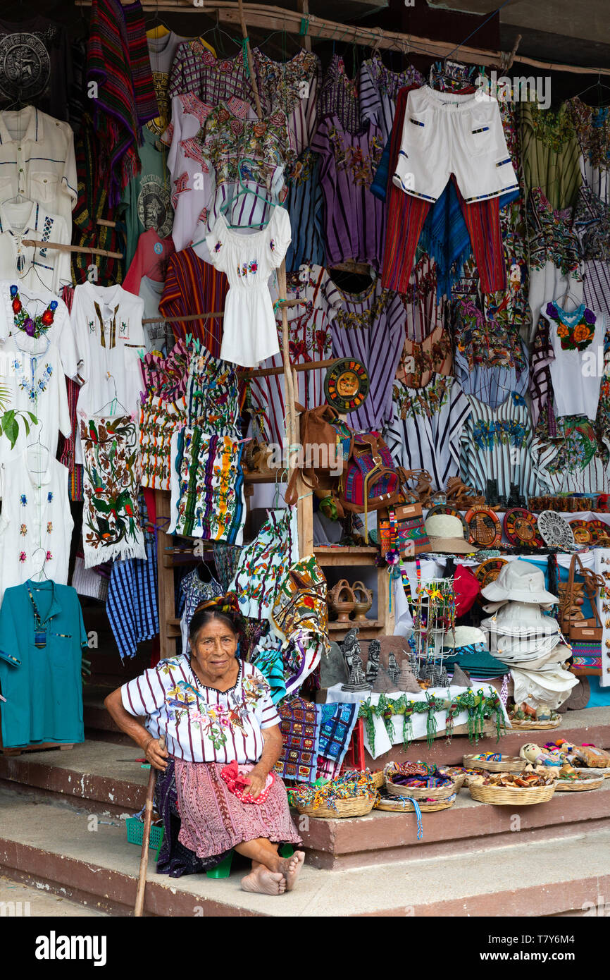 Mercato del Guatemala e di stallo senior donna guatemalteca vendendo i suoi beni, esempio di centrale di stile di vita americano; a nord-est del Guatemala, America Centrale Foto Stock