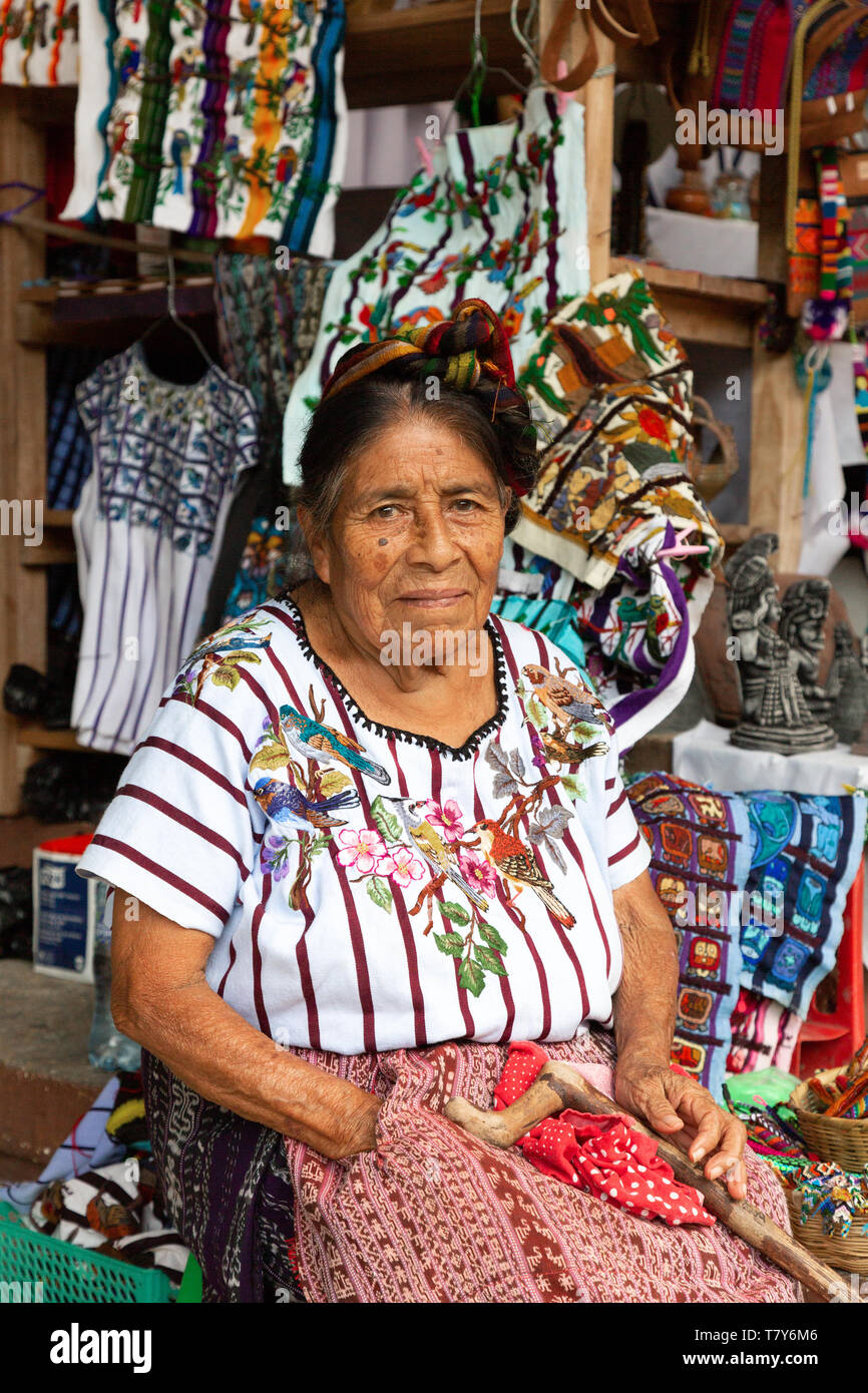 Guatemala donna - un anziano senior donna indigena presso il suo mercato in stallo, Tikal Guatemala America Centrale Foto Stock
