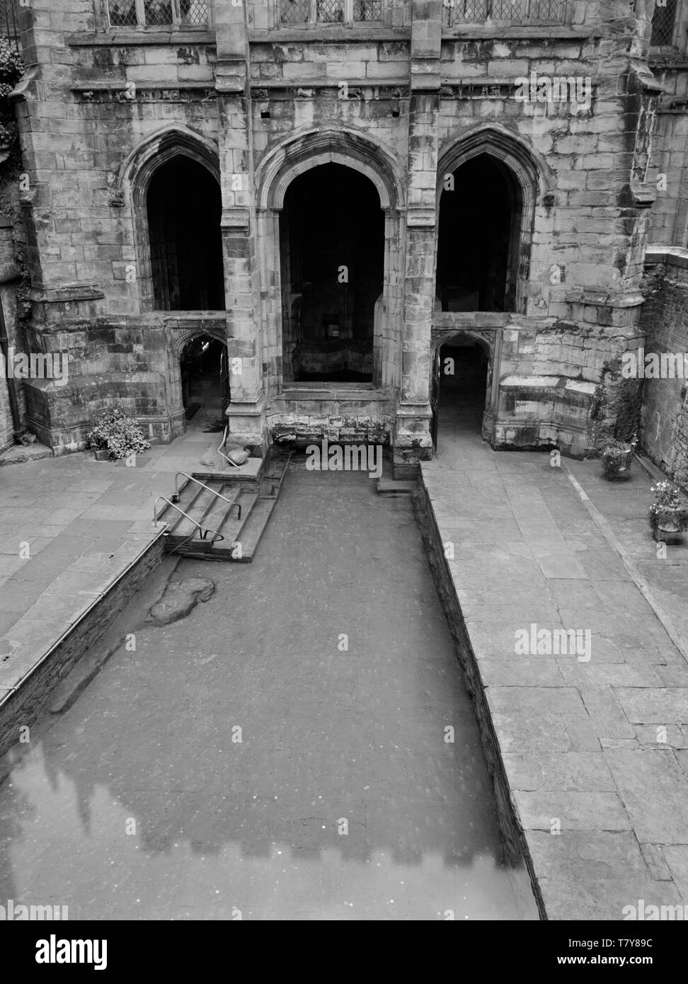 Visualizza S della vasca esterna e la parte inferiore della St Winifred's Chapel, Holywell, Flintshire, Wales, Regno Unito, dove la molla entra acqua l'interno a forma di stella e. Foto Stock