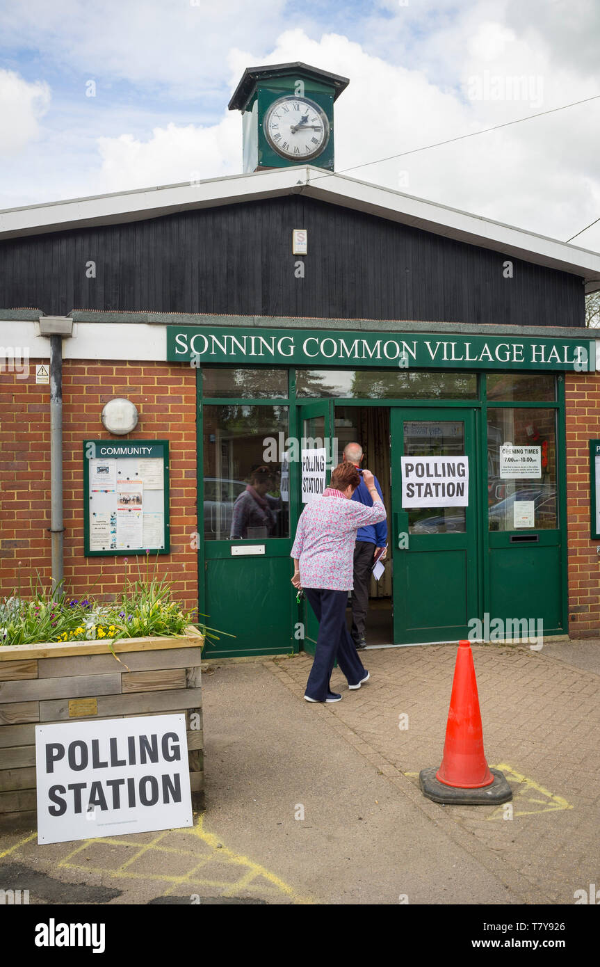 TA giovane andare a votare nel seggio in Sonning comune, Oxfordshire. Foto Stock