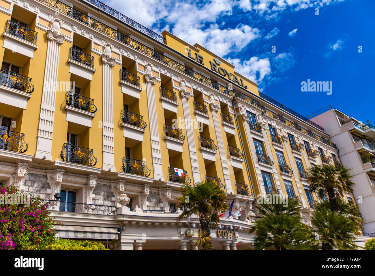 Nizza, Francia - 1 Maggio 2019: Hotel Le Royal a Nizza, in Francia. Questo hotel in stile neoclassico è l'ex palazzo e unico albergo a tre stelle su Nizza il famoso seafro Foto Stock