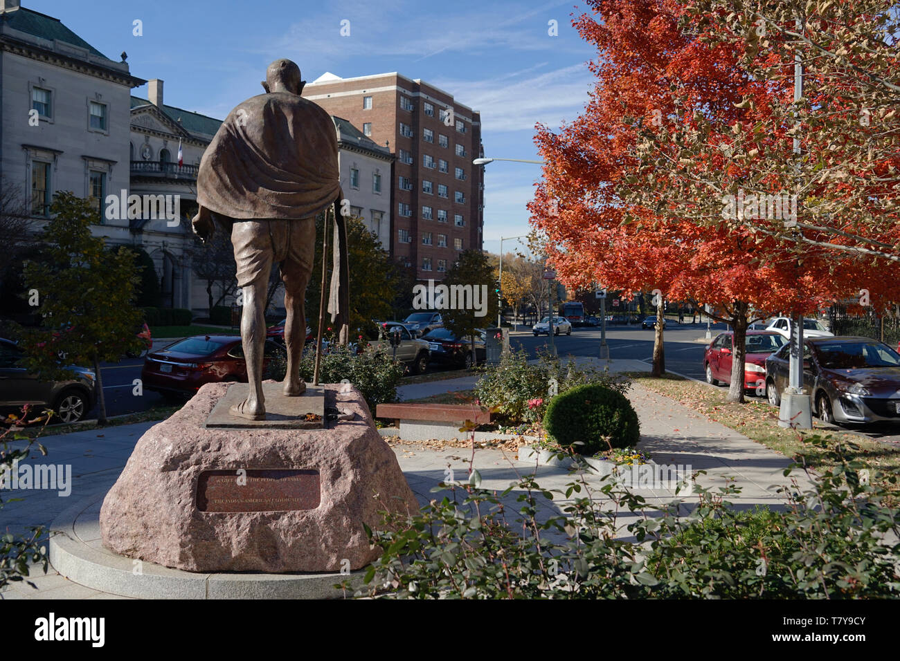 Statua in bronzo del Mahatma Gandhi di fronte all Ambasciata di India.Dupont Circle.D.C.Washington STATI UNITI D'AMERICA Foto Stock