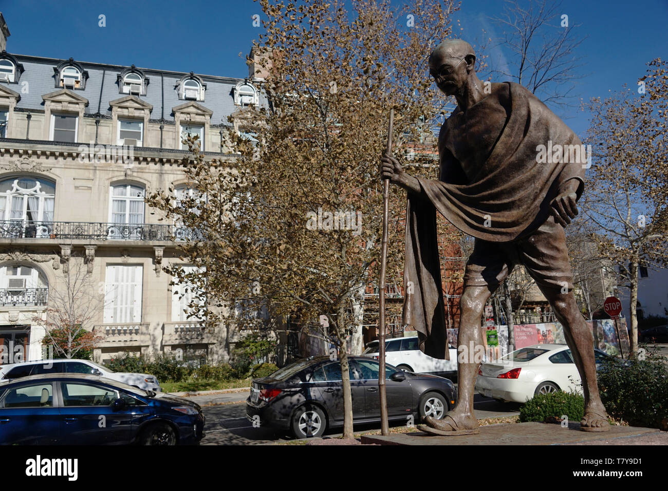 Statua in bronzo del Mahatma Gandhi di fronte all Ambasciata di India.Dupont Circle.D.C.Washington STATI UNITI D'AMERICA Foto Stock