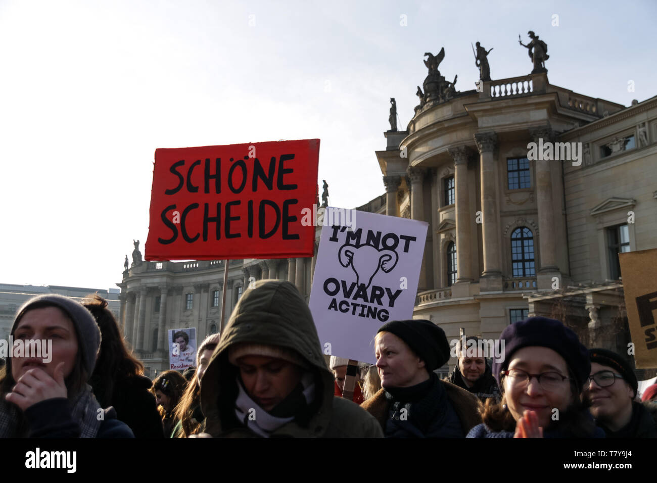 Berlino, Germania - 19 Gennaio 2019: centinaia di donne stanno protestando per la parità di diritti e di opportunità per l'annuale "Donna marzo", una movem globale Foto Stock