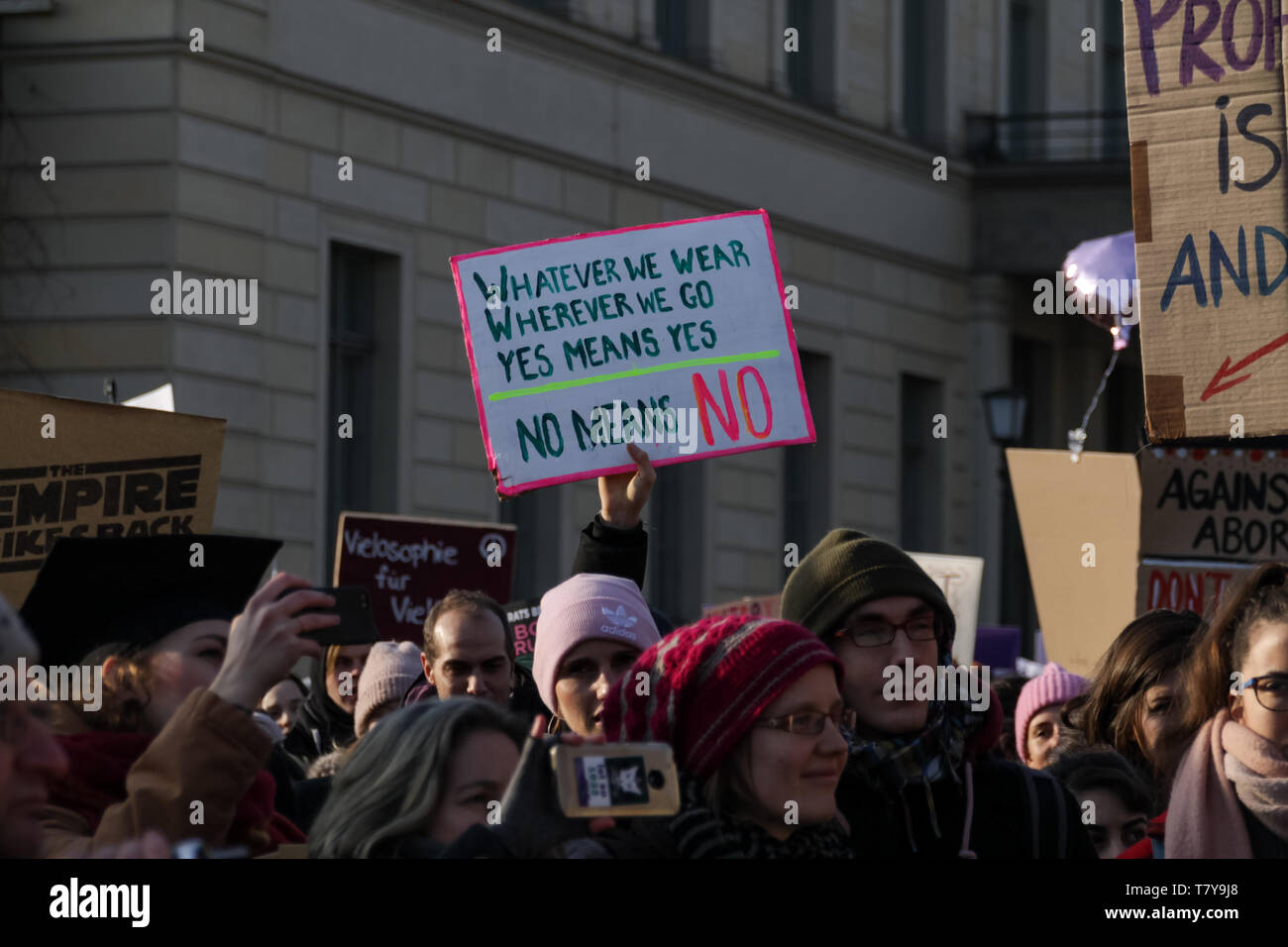 Berlino, Germania - 19 Gennaio 2019: centinaia di donne stanno protestando per la parità di diritti e di opportunità per l'annuale "Donna marzo", una movem globale Foto Stock