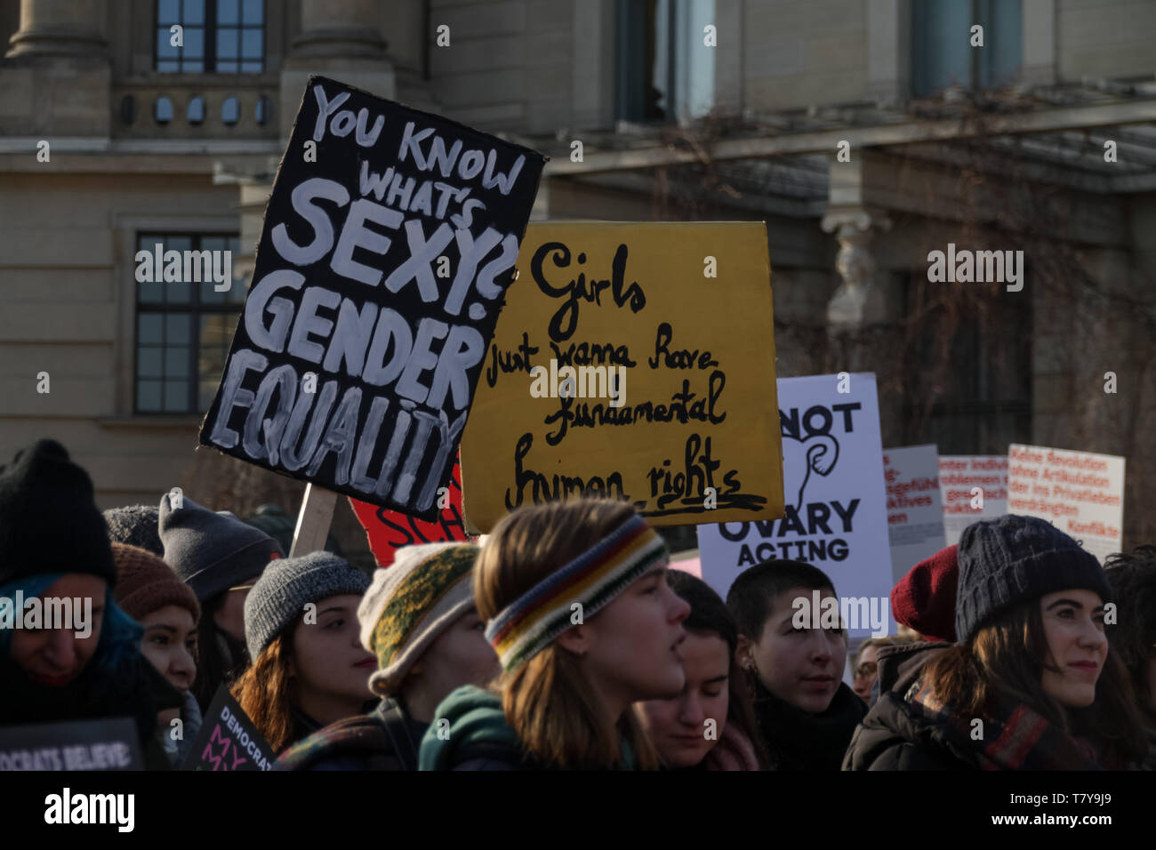 Berlino, Germania - 19 Gennaio 2019: centinaia di donne stanno protestando per la parità di diritti e di opportunità per l'annuale "Donna marzo", una movem globale Foto Stock