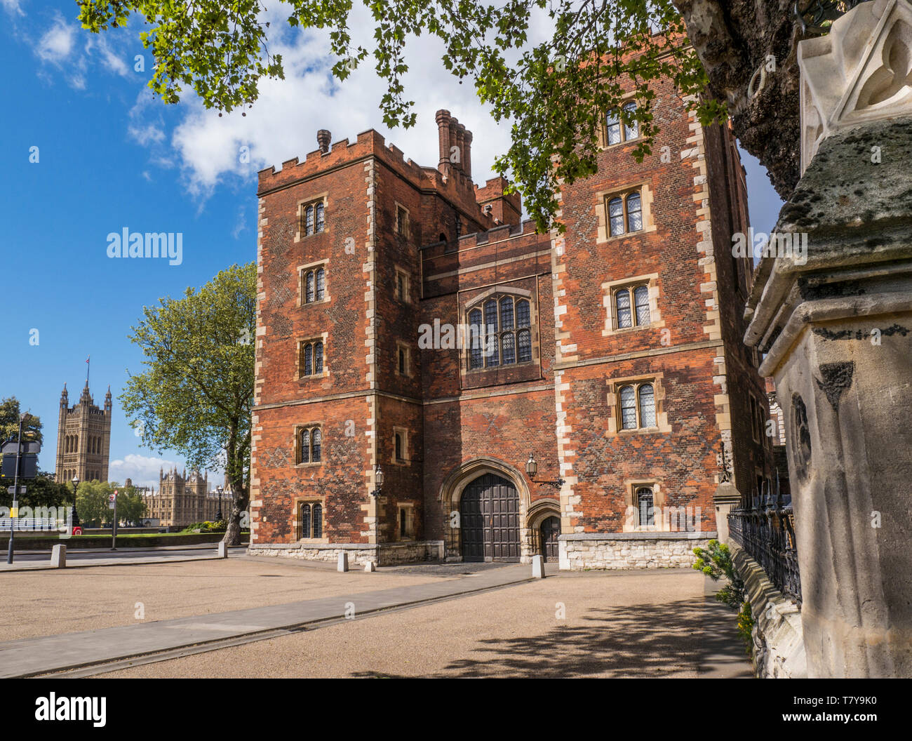 Lambeth Palace di Londra. Morton's Tower con le case del Parlamento dietro. Mattone rosso Tudor gatehouse formante l'ingresso al Lambeth Palace London REGNO UNITO Foto Stock