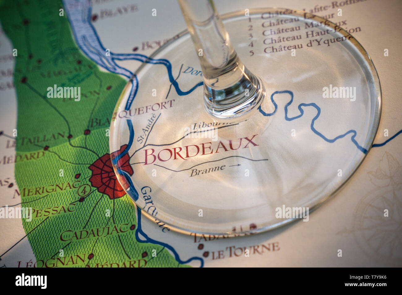Bordeaux vino francese ‘route du vin’ degustazione concetto, con vino a stelo, primo piano, sulla vecchia annata storica Bordeaux produzione di vino mappa delle zone Francia Foto Stock