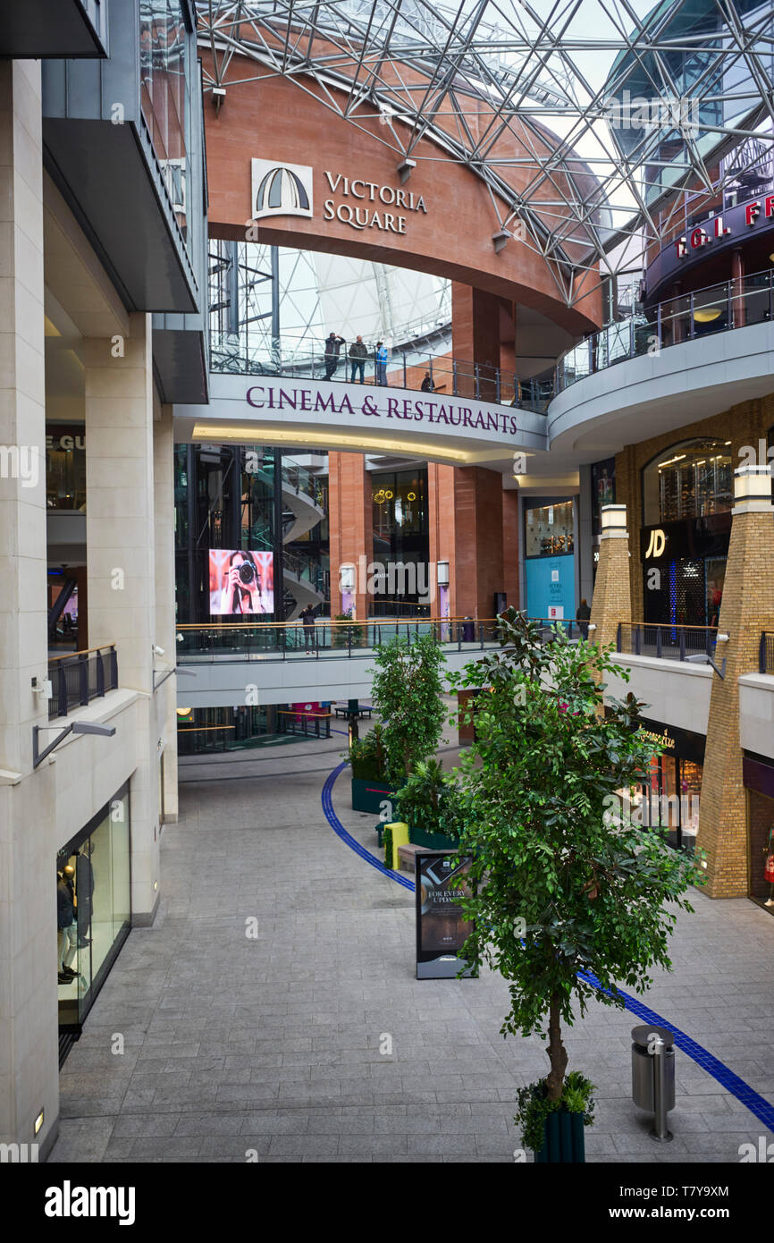 Un quasi vuoto Victoria Square Shopping Centre su una domenica mattina di Belfast, Irlanda del Nord come la maggior parte dei negozi non aprire fino a dopo il pranzo di domenica Foto Stock