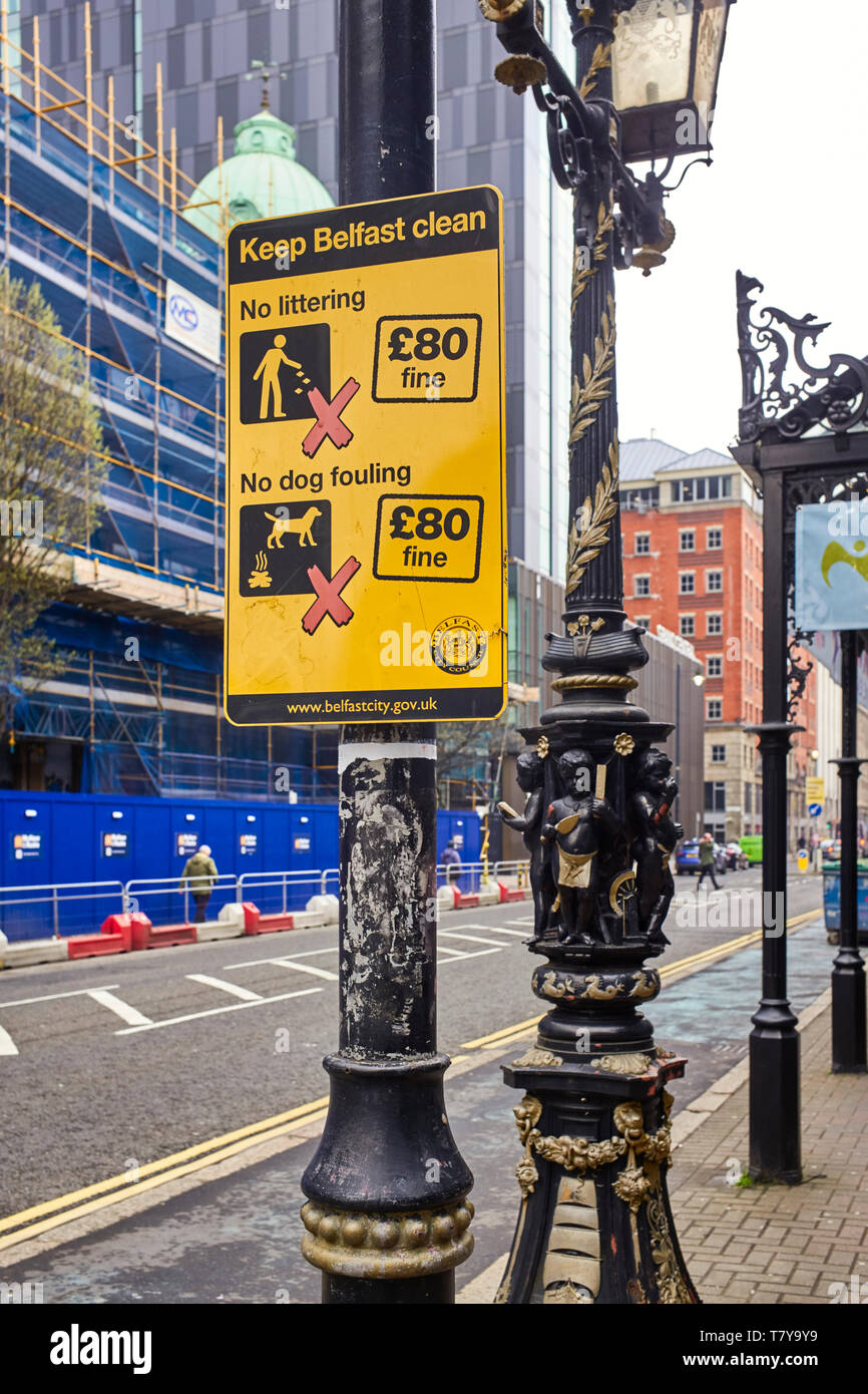 Tenere Belfast segno pulito con £80 ammende per il littering o incrostazione del cane al di fuori dell'Ulster Hall in Bedford Street Foto Stock