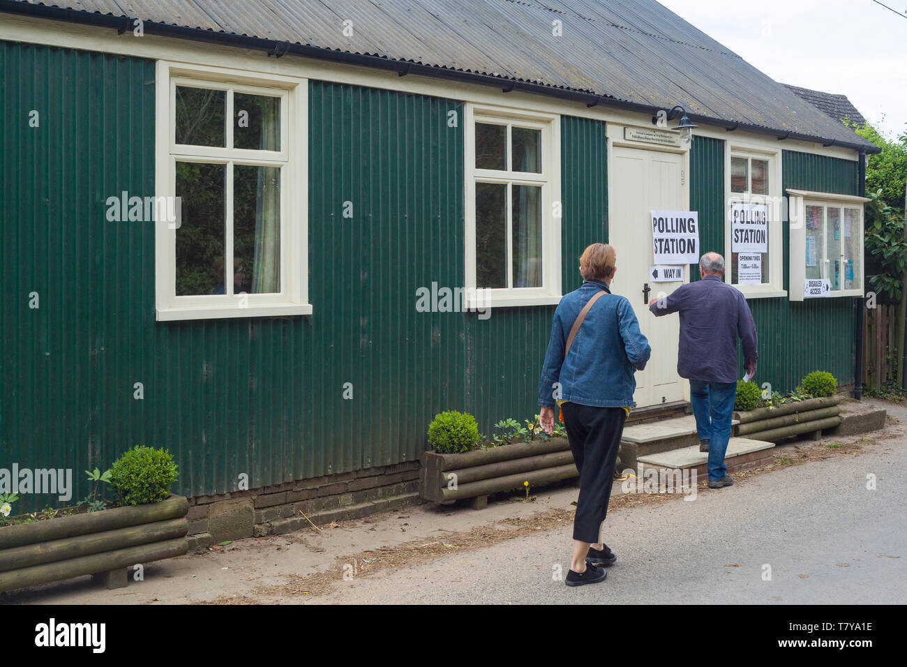 Un cupole andare a esprimere il loro voto nel seggio al Village Hall di Britwell Salome, Oxfordshire. Foto Stock