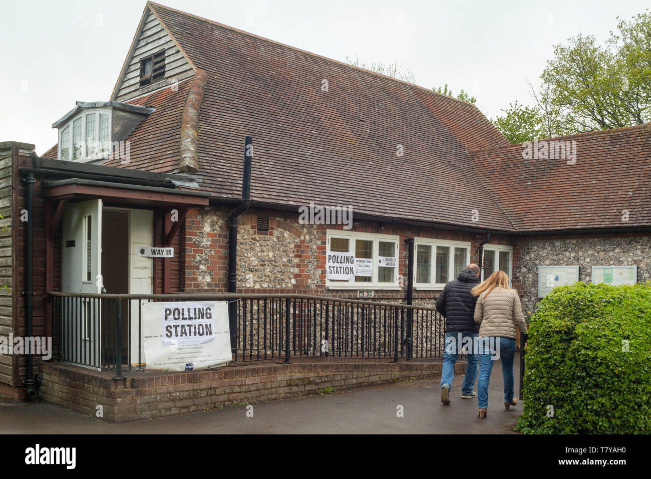 Un paio di andare a esprimere il loro voto nel seggio al Village Hall di Woodcote, Oxfordshire. Foto Stock