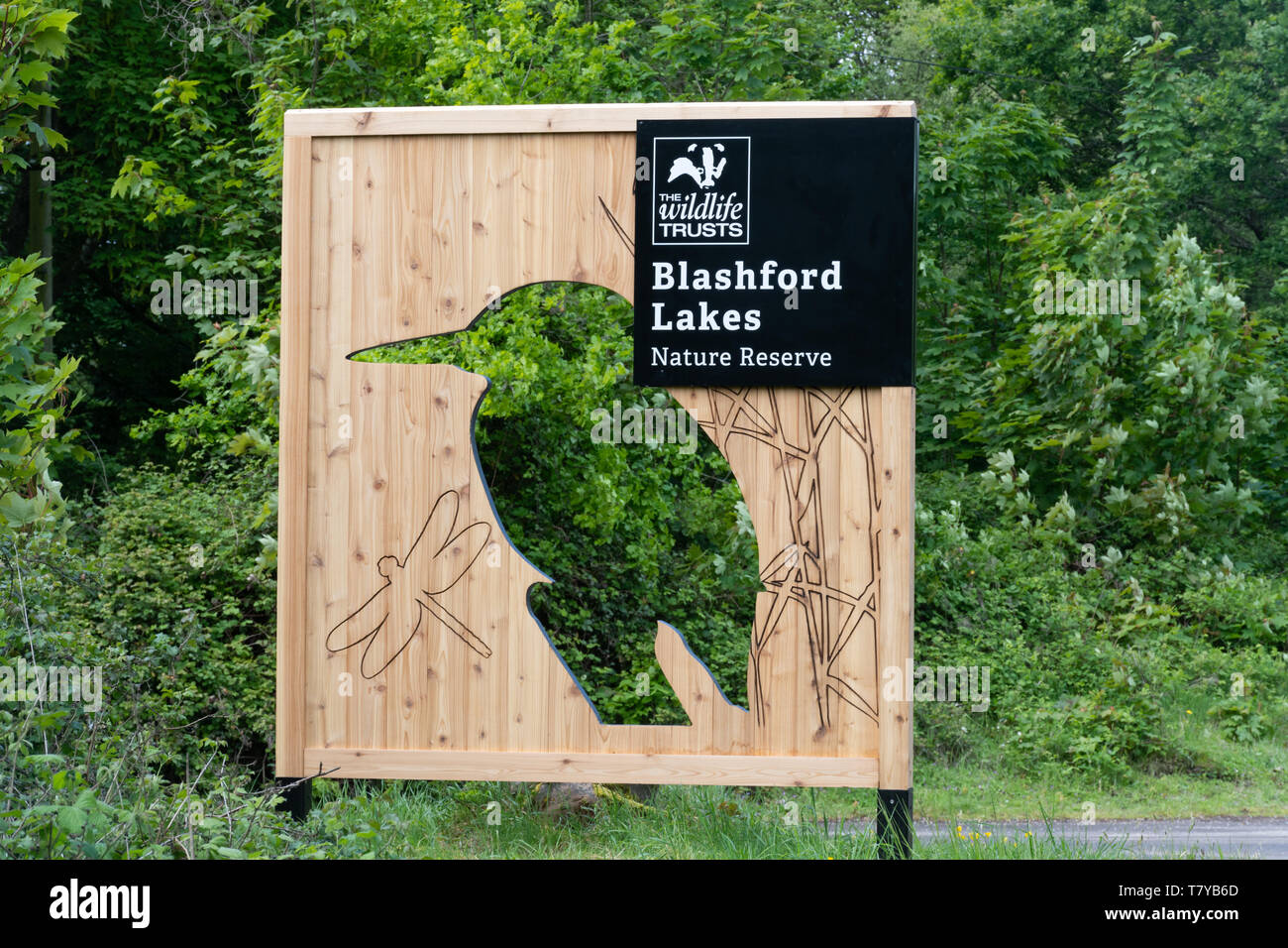 Cartello in legno con una forma kingfisher tagliate a Blashford Laghi Riserva Naturale gestito dal Wildlife Trust in Hampshire, Regno Unito Foto Stock