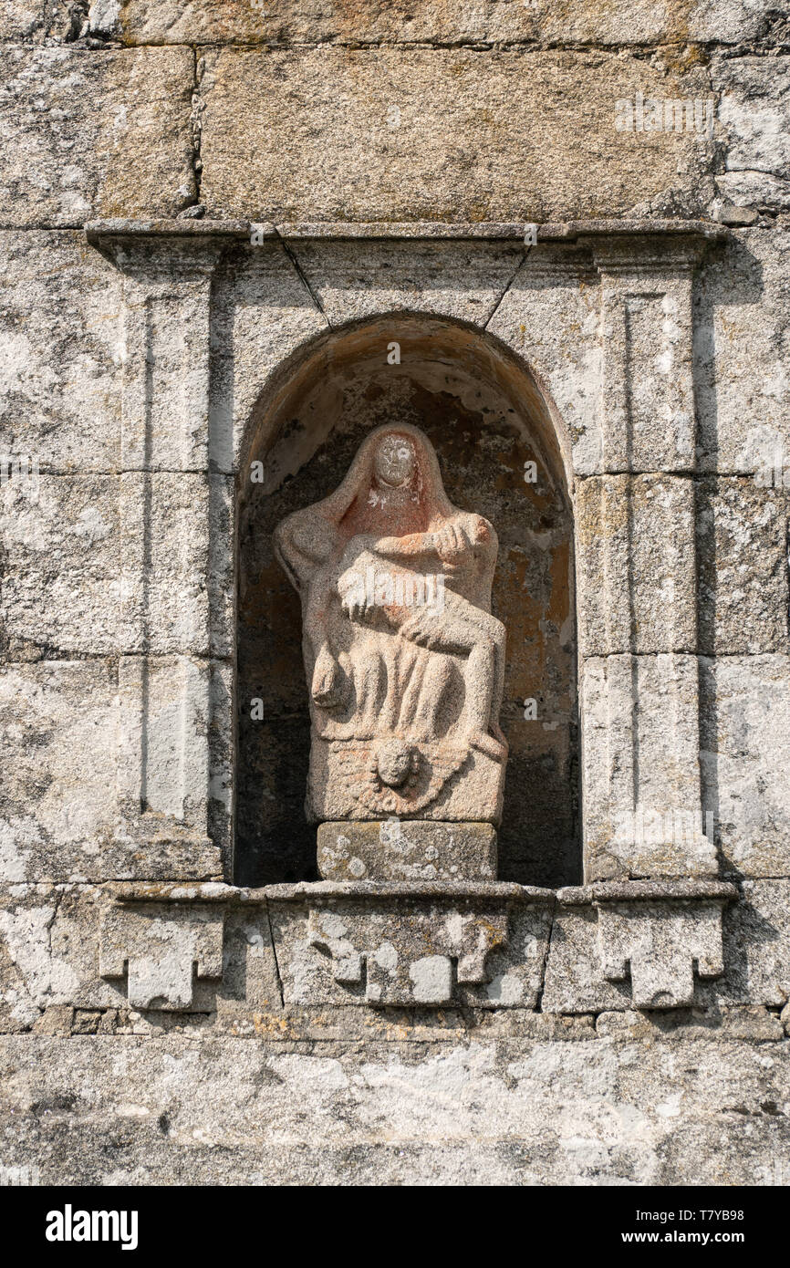 Pietra di granito statua scena raffigura il corpo di Gesù nel grembo di sua madre Maria dopo la crocifissione. La facciata della chiesa la Galizia, Spagna Foto Stock