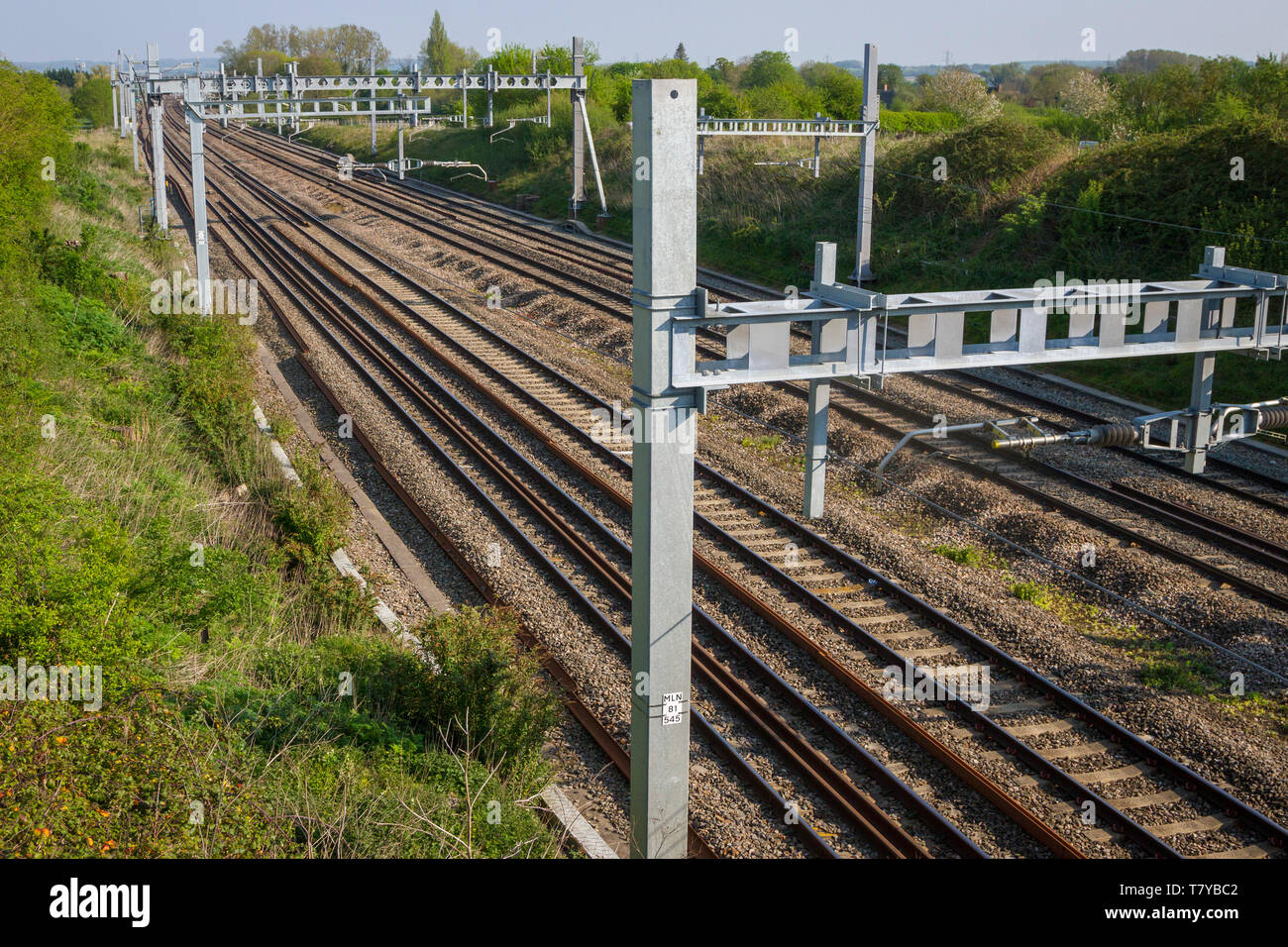 Sovraccarico di nuovo la linea elettrica di portali sulla rete ferroviaria vicino a Goring, Oxfordshire. Foto Stock