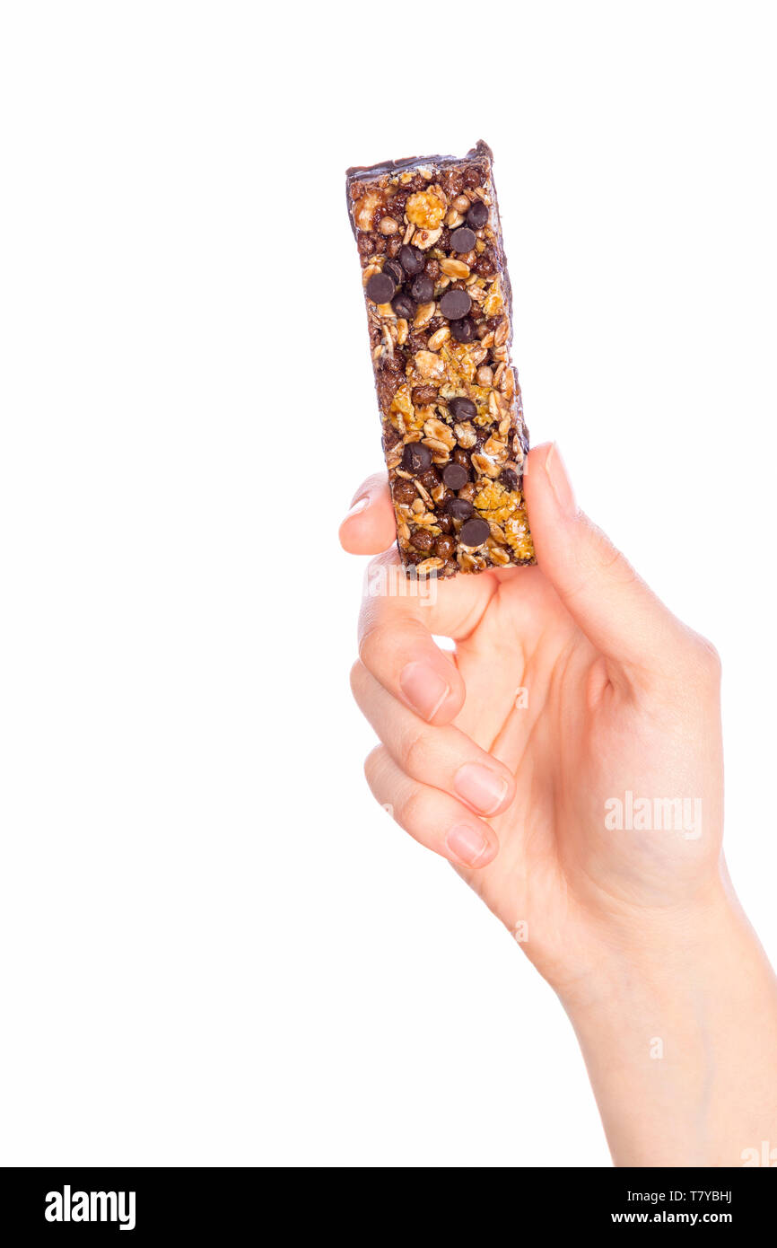Donna che mantiene cereali granella bar su sfondo bianco snack sani Foto Stock
