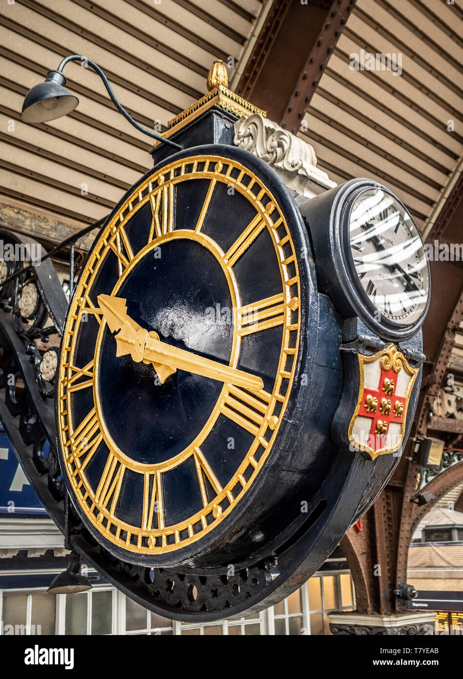 Orologio presso la stazione ferroviaria di York, UK Foto stock - Alamy