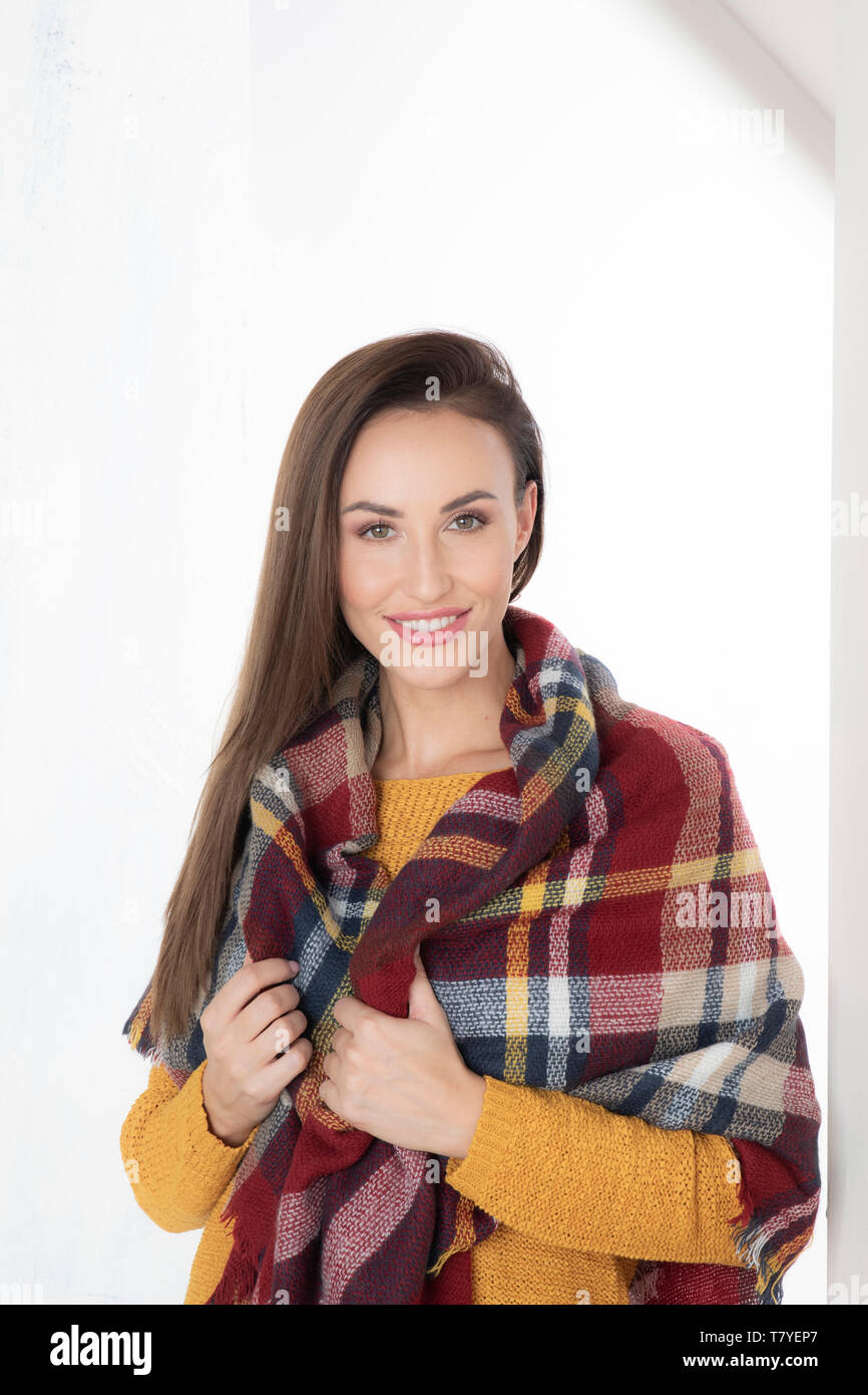 Ritratto di donna coprire con sciarpa Foto Stock