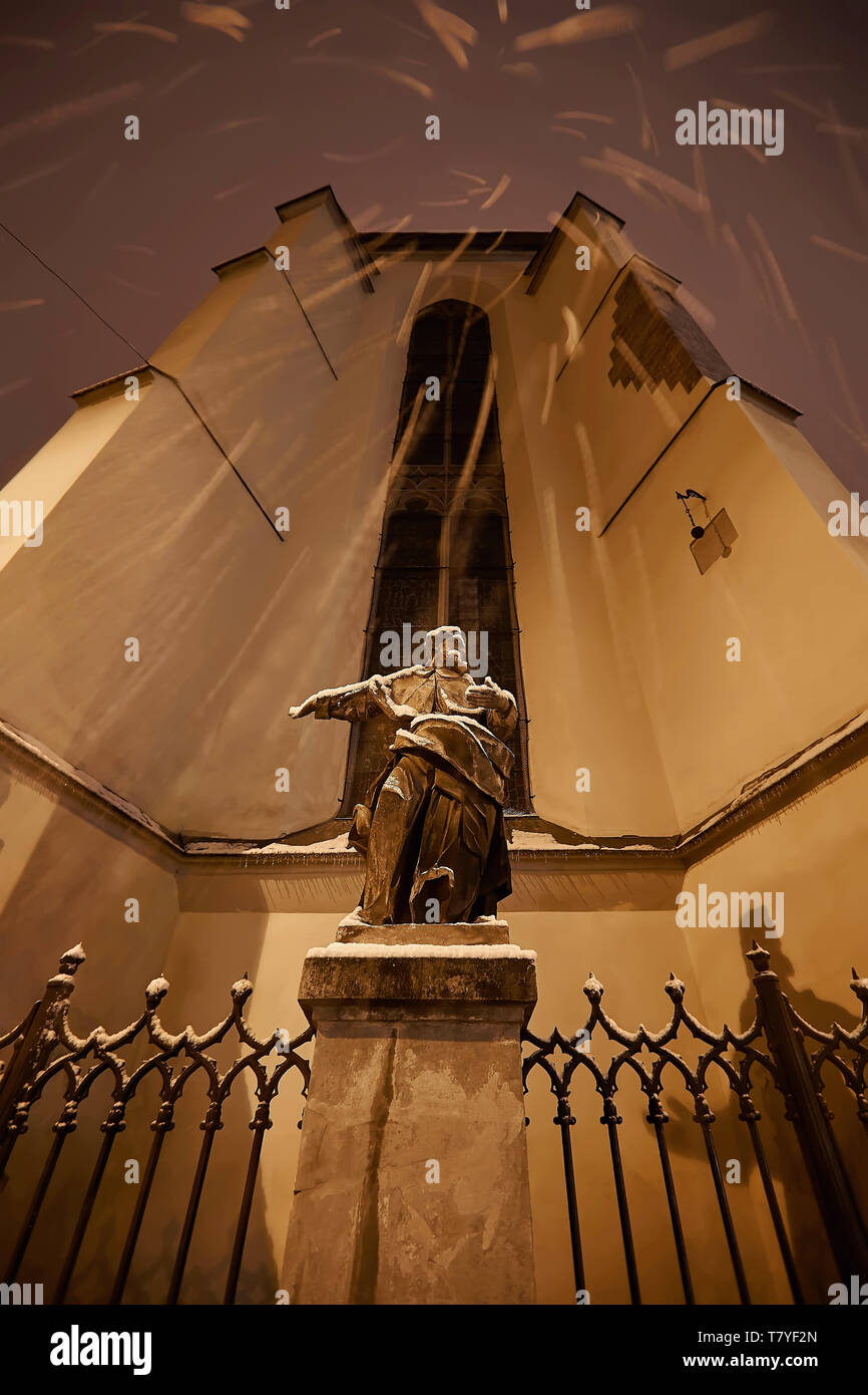La neve cade sul vecchio monumento nel centro della citta'. Cattedrale Gotica del Duomo. Lviv. L'Ucraina Foto Stock