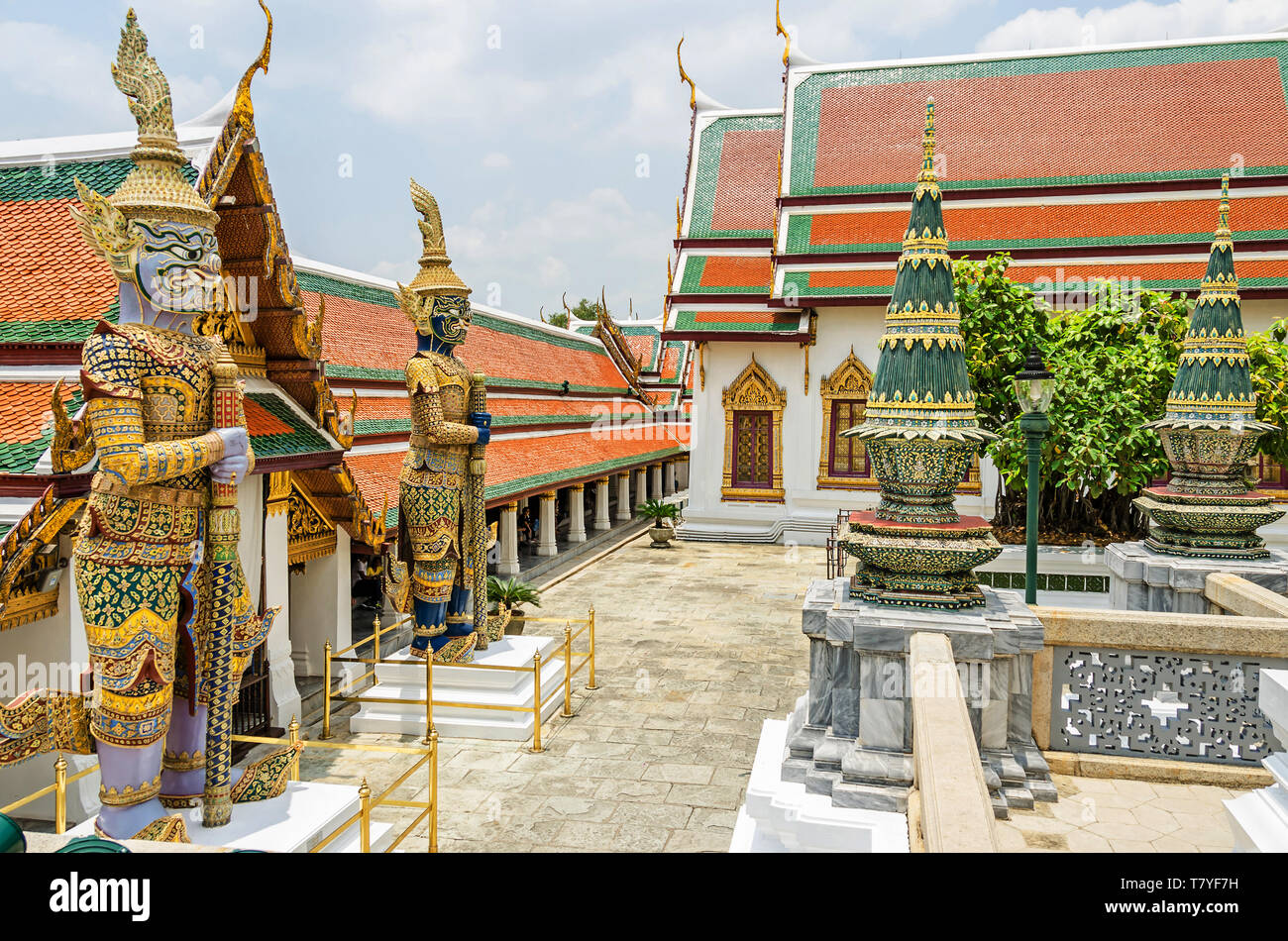 La zona di un buddista complesso tempio Wat Pho anche noto come il Tempio del Buddha reclinato in Bangkok con il gigante custode figure all'ingresso Foto Stock