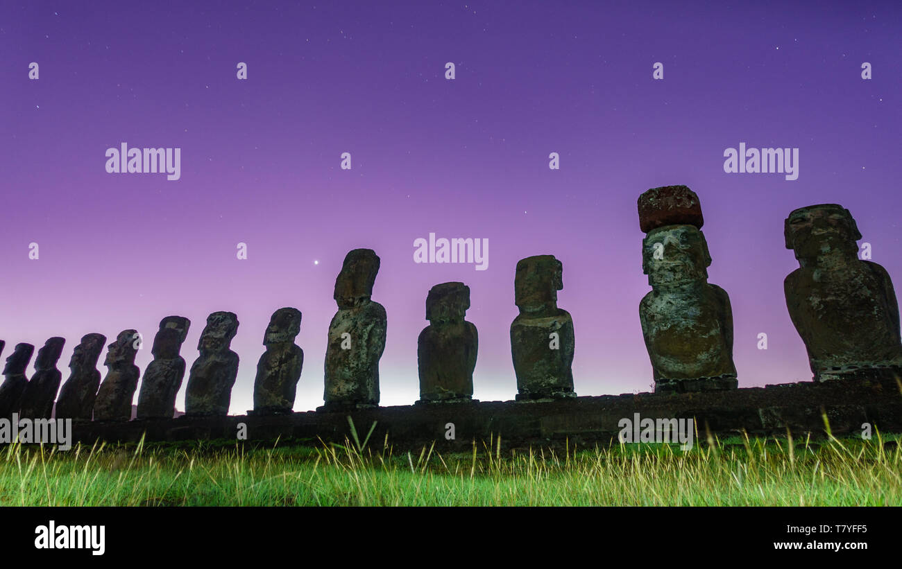 Dawn, stelle e statue Moai di Ahu Tongariki sull'Isola di Pasqua Foto Stock