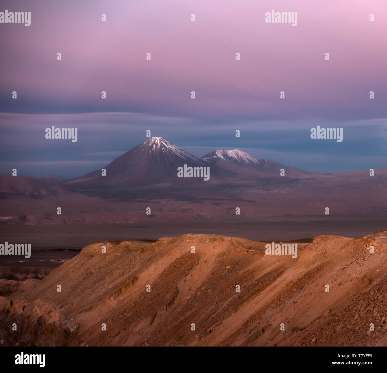 Sunset lunga esposizione del vulcano Licancabur nel deserto di Atacama Foto Stock