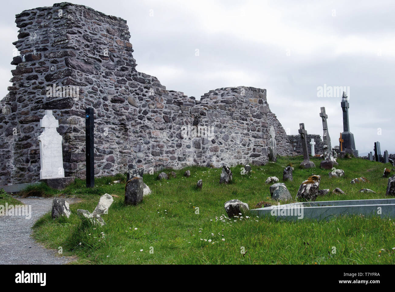 Ballinskelligs convento agostiniano è stata fondata per i monaci che è venuto con la terraferma da Skellig Michael nel XII secolo. Foto Stock