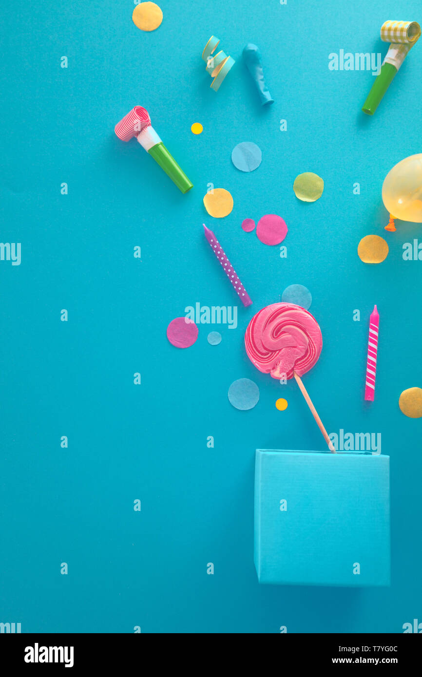 Concetto di compleanno con confezione regalo e coriandoli. Compleanno baloons e candele Foto Stock