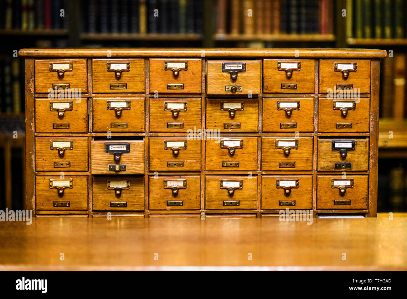 Cassetti per cercare il libro dei record nella libreria. Foto Stock